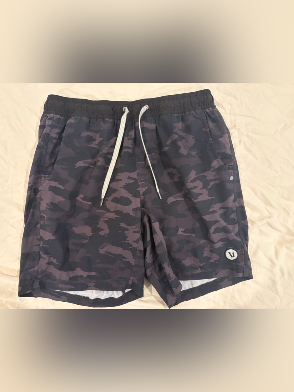 Vuori Men’s Black Camo Kore Shorts Lined 7” Size M